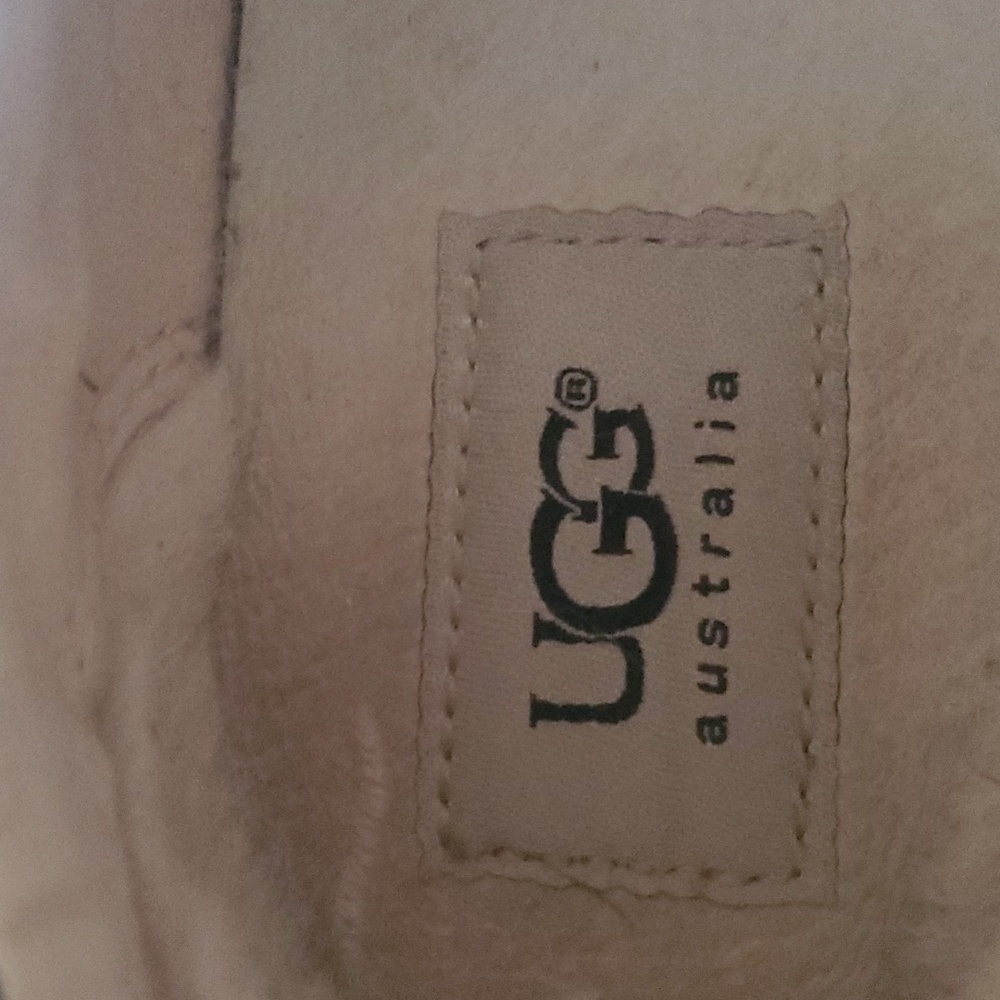 Ugg 8 - Picture 2 of 6